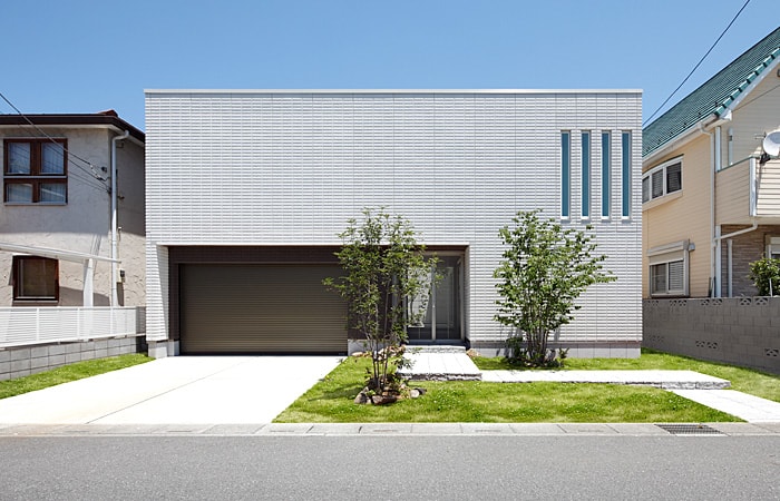 FACADE　都市で空を楽しむ住まい　01