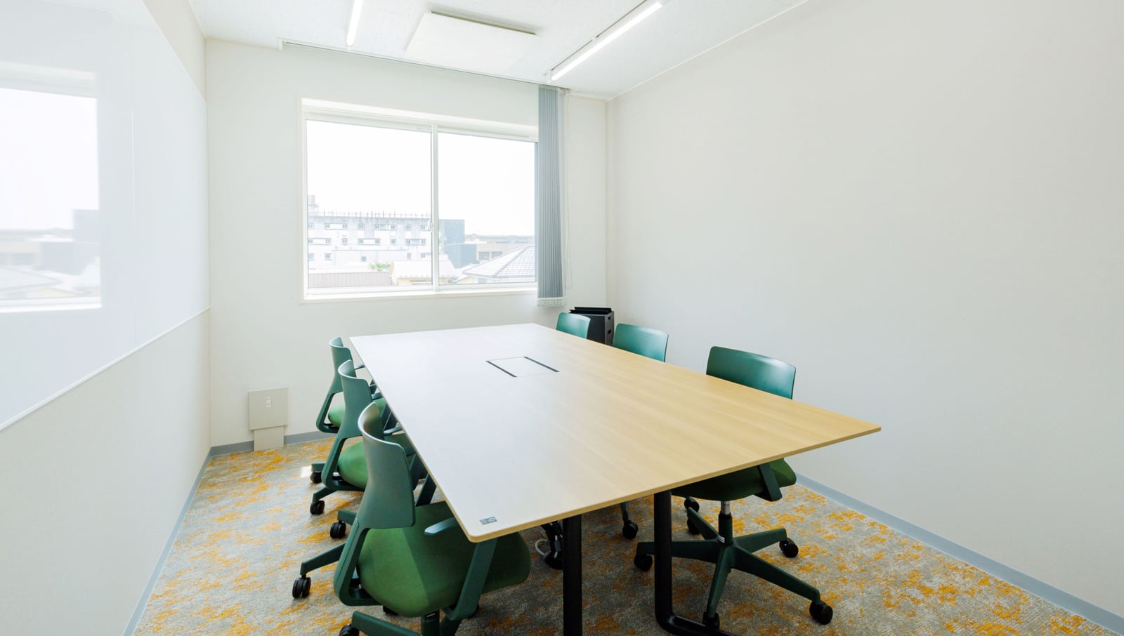 株式会社フォーバル 打合せ室 写真