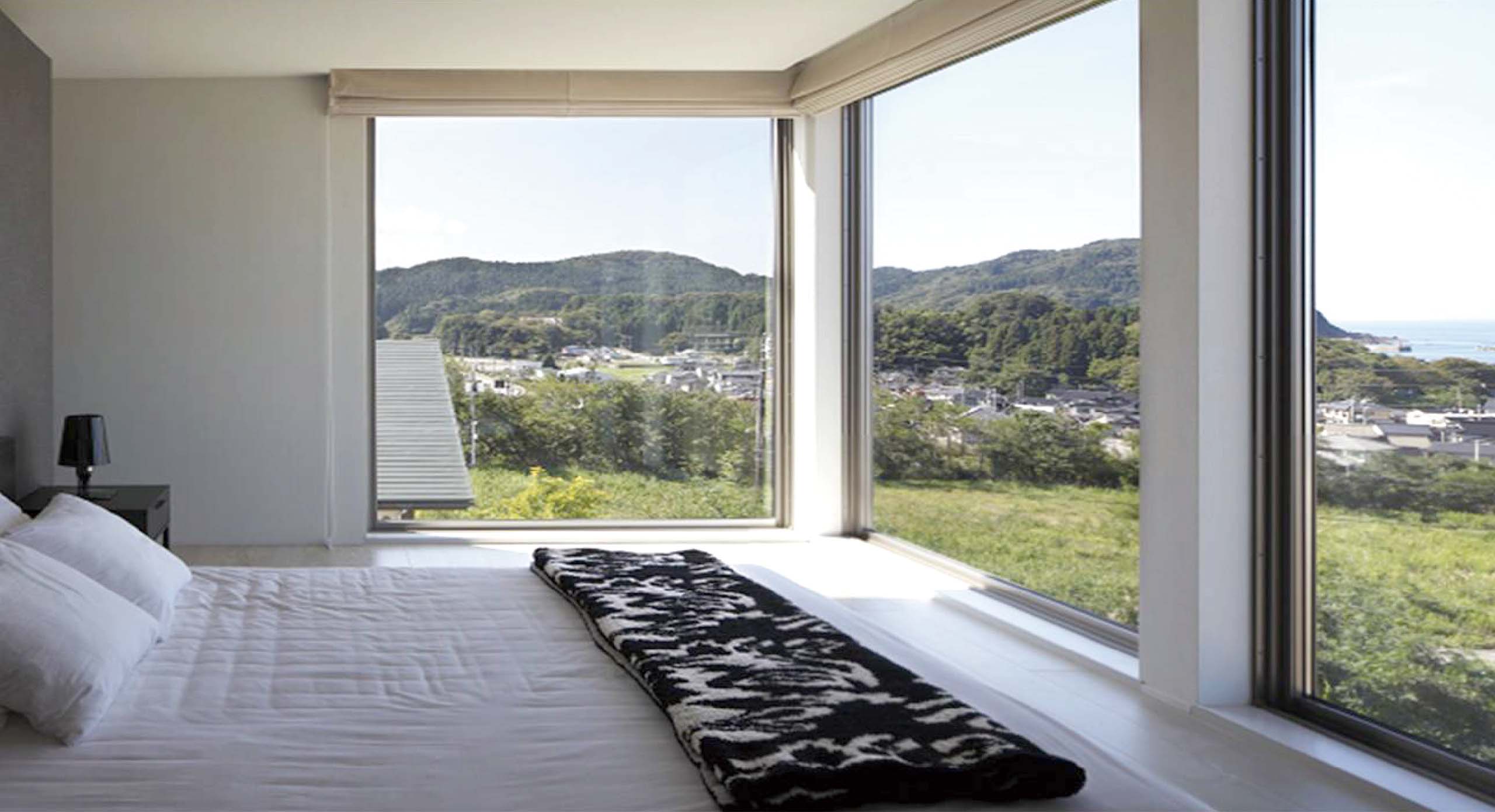日本海の美しい眺めを、気持ちよさを愉しみつくす3階建リゾートハウス。 主寝室