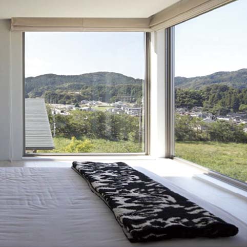 日本海の美しい眺めを、気持ちよさを愉しみつくす3階建リゾートハウス。 主寝室