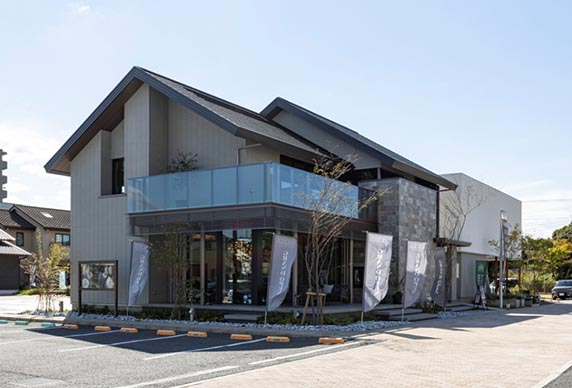 イズ幕張展示場外観