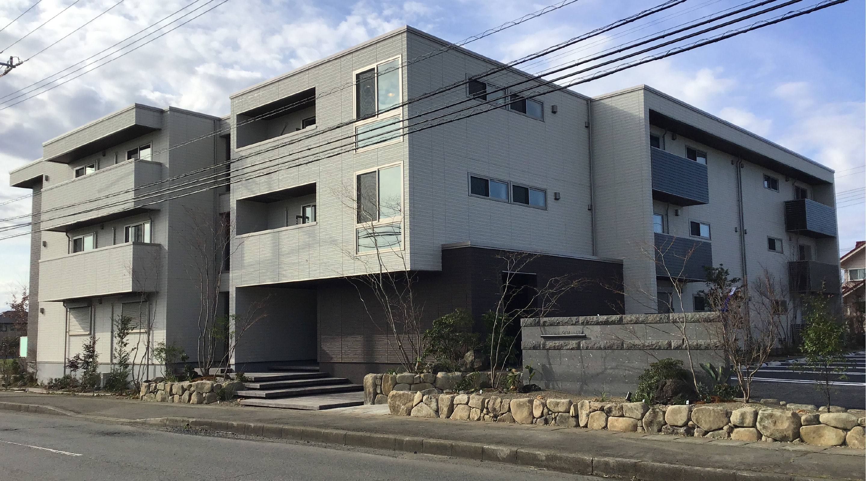 シンプルで重厚感あふれる外観と、集いを考えた外構計画。