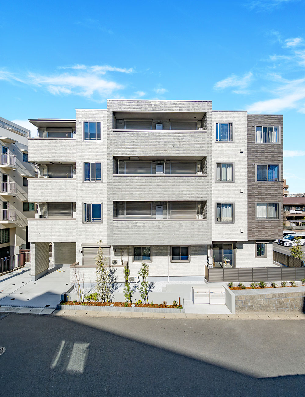 角地に映える4階建ての優しい佇まい