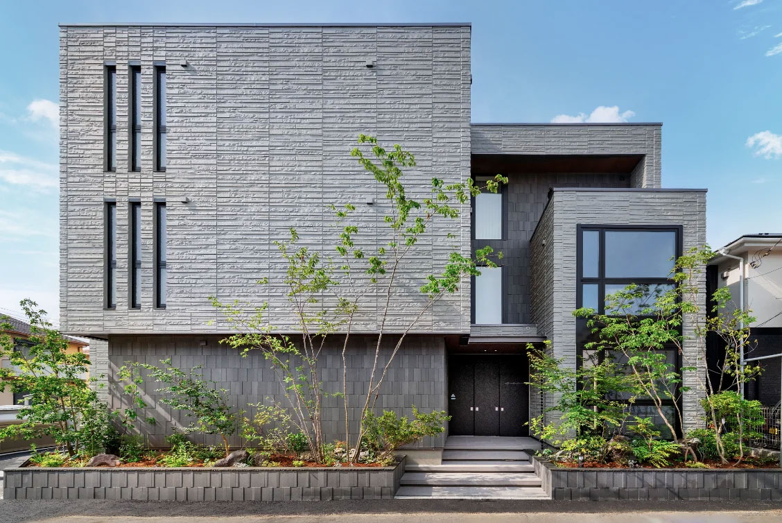 虹と水のモチーフを取り入れた地域性を活かす上質なシャーメゾン