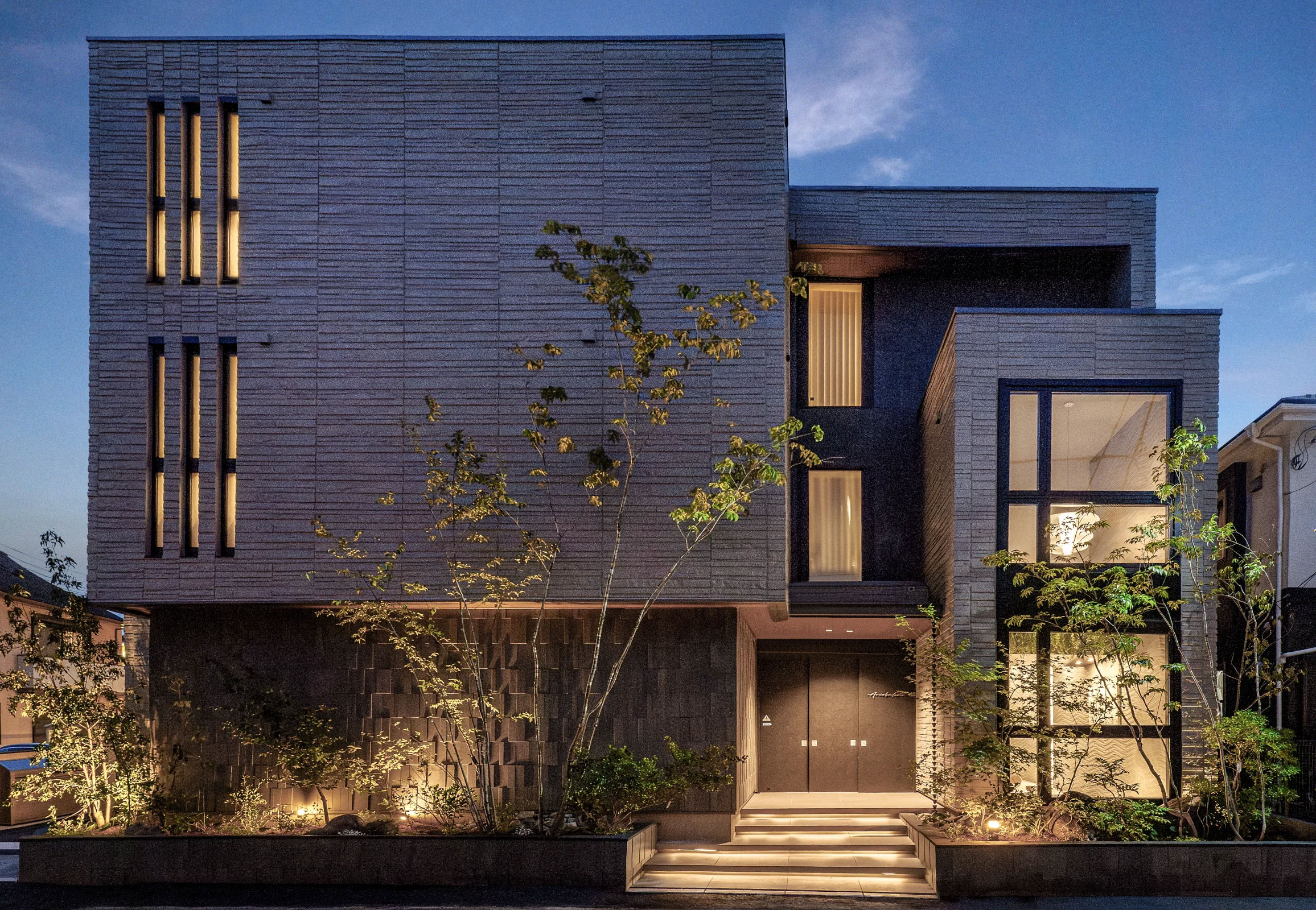 昼も夜も映えるファサードデザイン