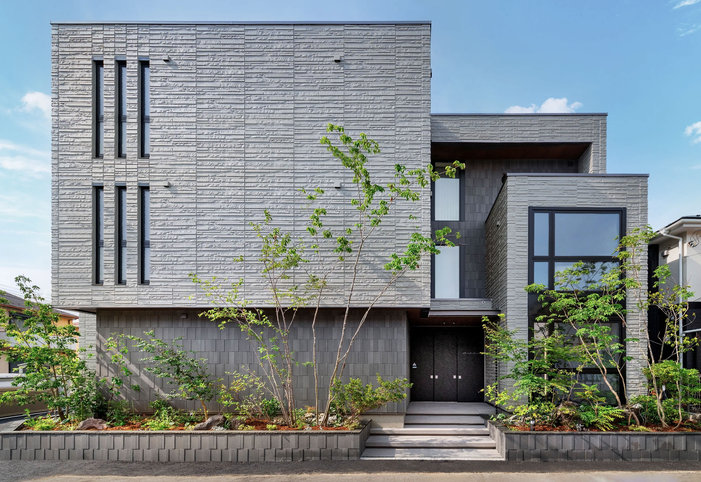 虹と水のモチーフを取り入れた地域性を活かす上質なシャーメゾン