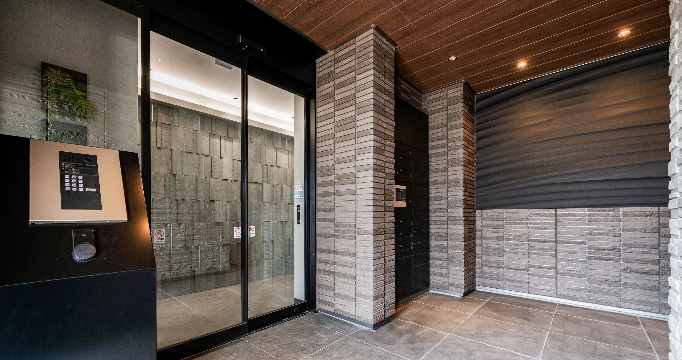 アートフルなエントランス空間