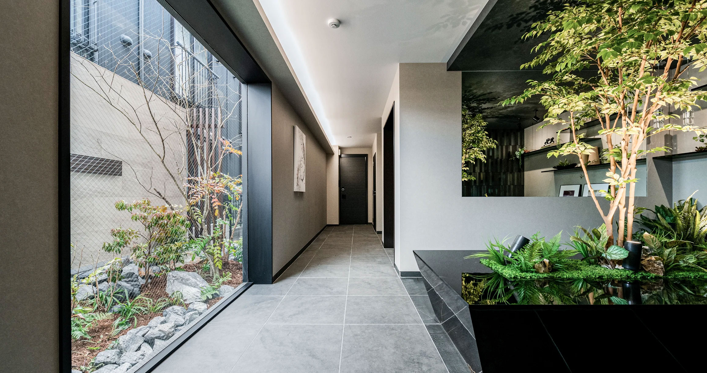 緑が魅せる共用ラウンジ