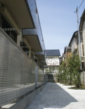 �׉ƂƂ̊Ԃɂ͒��悢�������m��