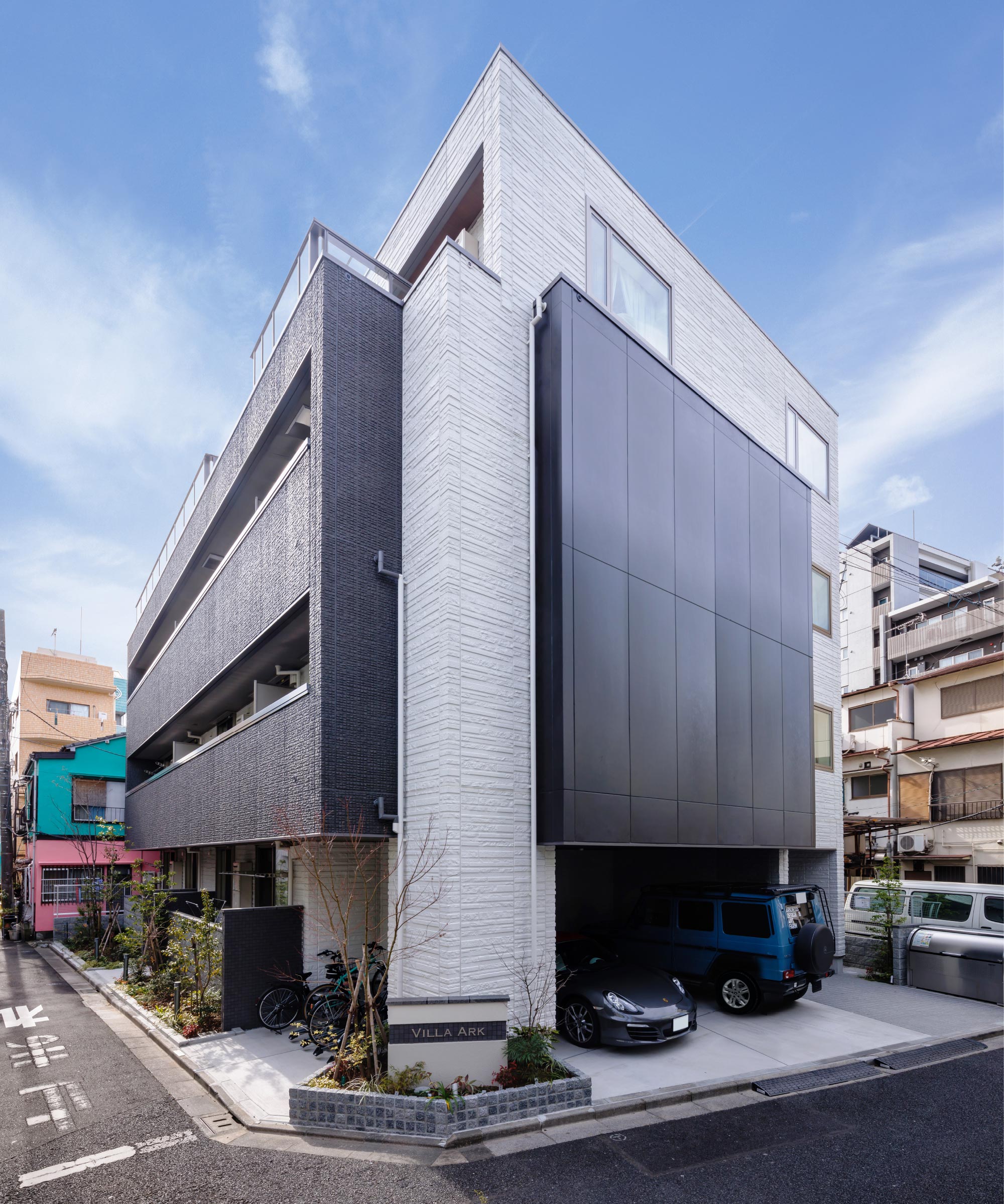 街並みと調和しながらも目をひくモダンな外観