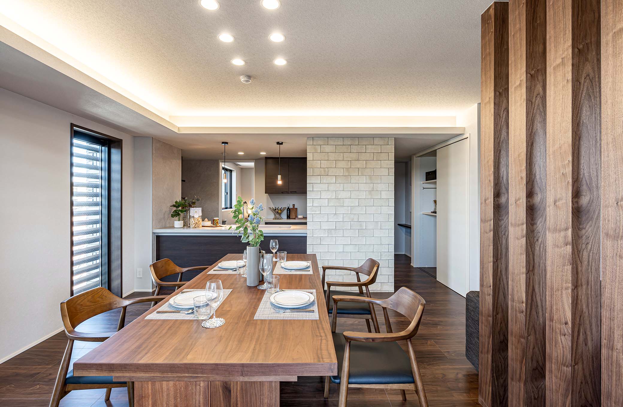 右上:専有部分/ダイニング