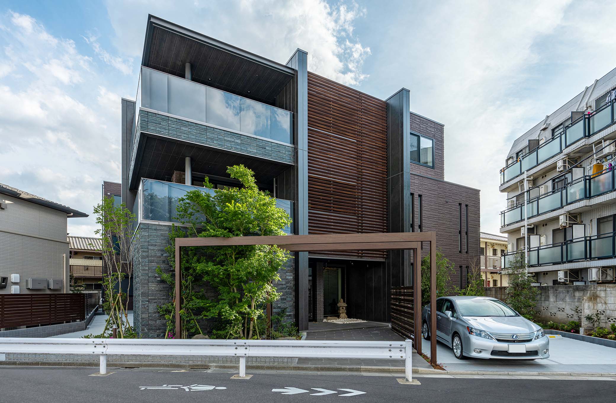 外観/3階建て賃貸住宅