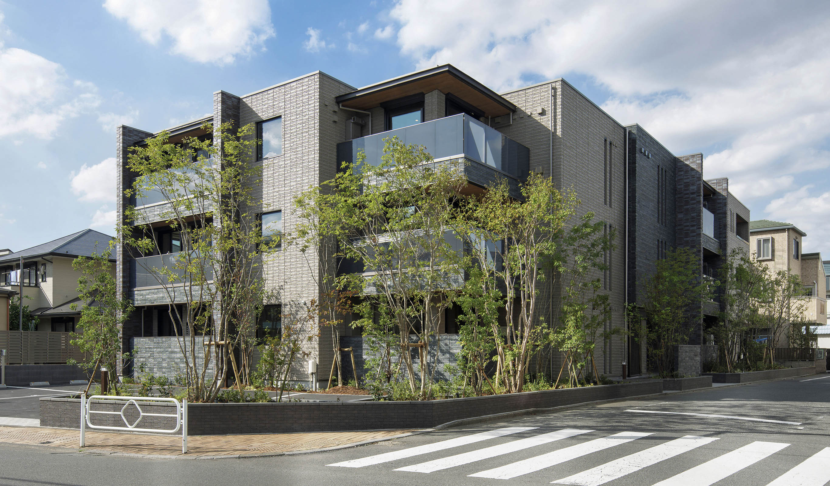 袖壁の垂直ラインが際立つ風格ある佇まい