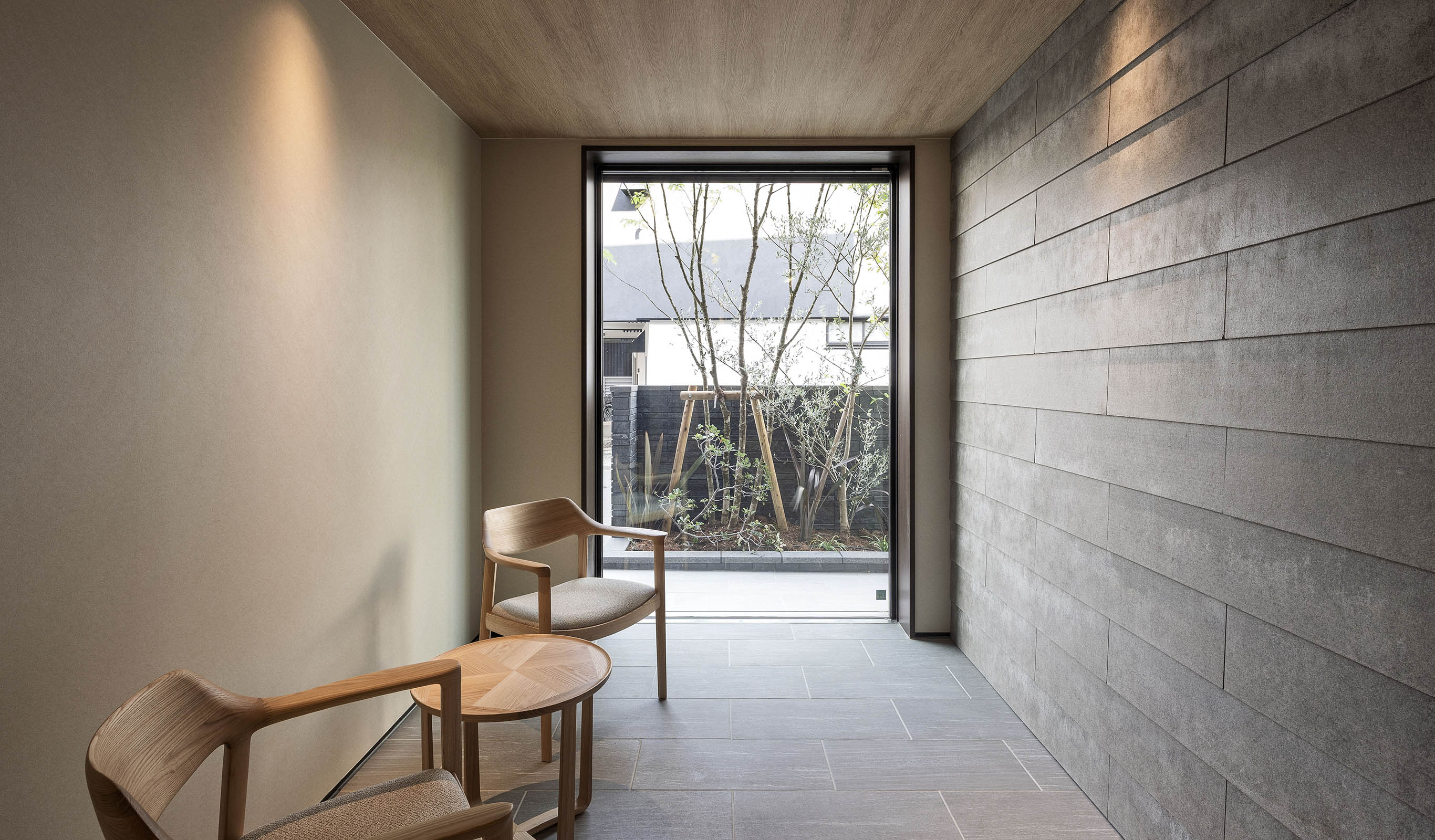 異素材の組み合わせがモダンな共用ラウンジ