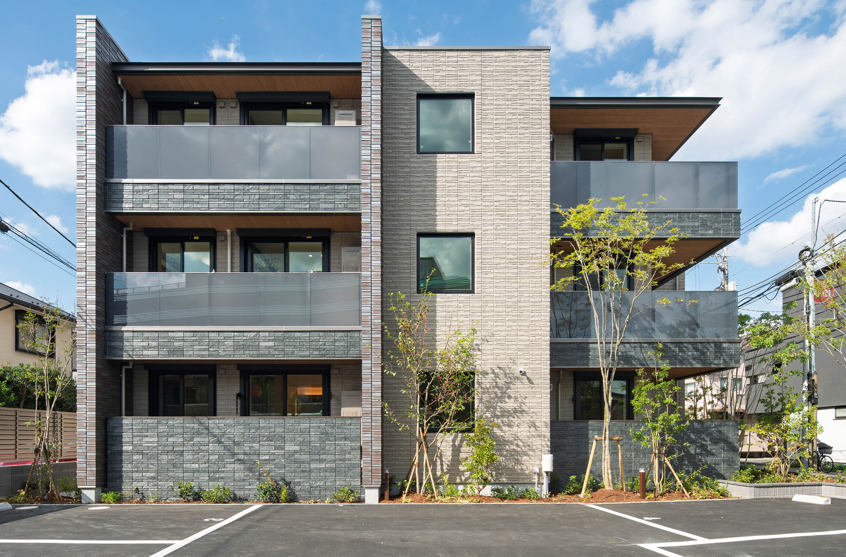 敷地内駐車場を確保しEV充電設備も設置