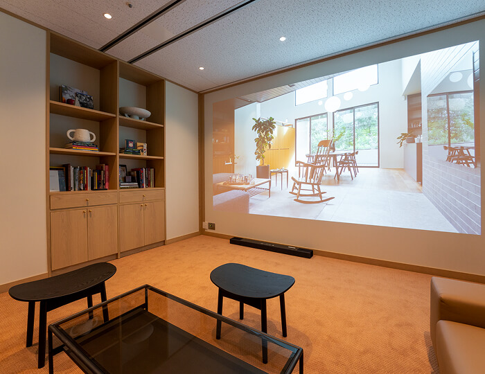 シアタールームやVRを使った相談体験の様子