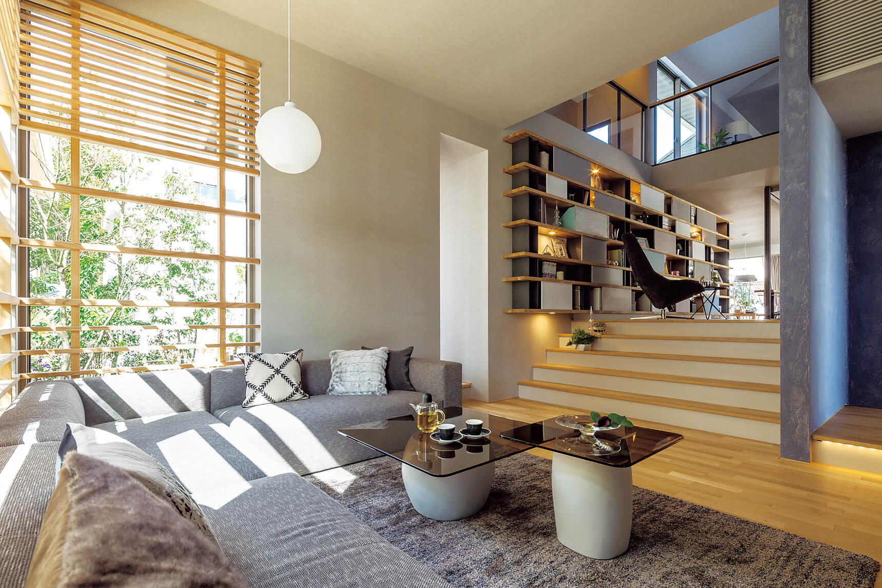 自然光が差し込む吹き抜けリビングと書斎スペースのある住宅実例