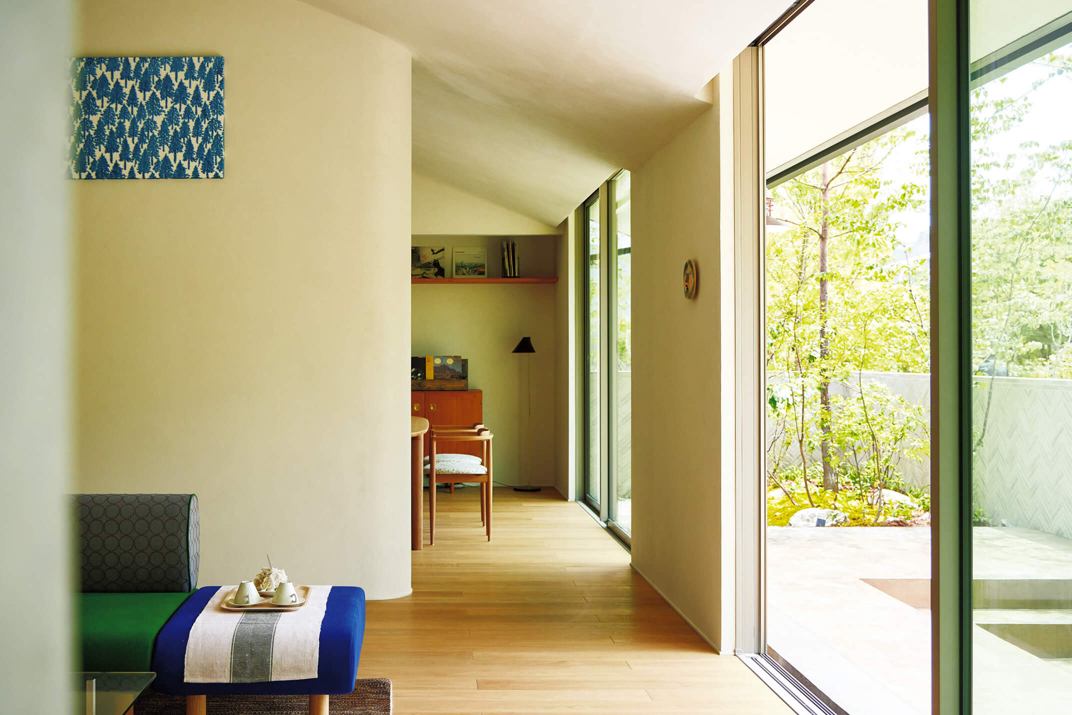 室内から庭へとつながる開放的な廊下。大きな窓が緑を取り込む明るい動線
