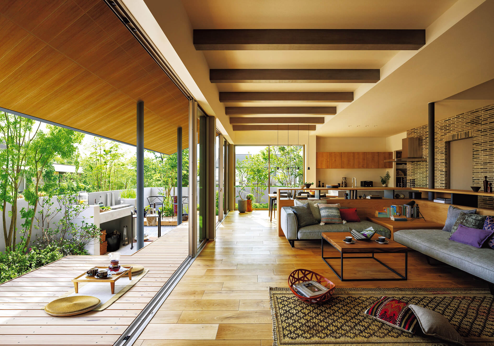 ウッドデッキテラスとつながるリビングダイニング。梁見せ天井と開放的な室内外一体空間