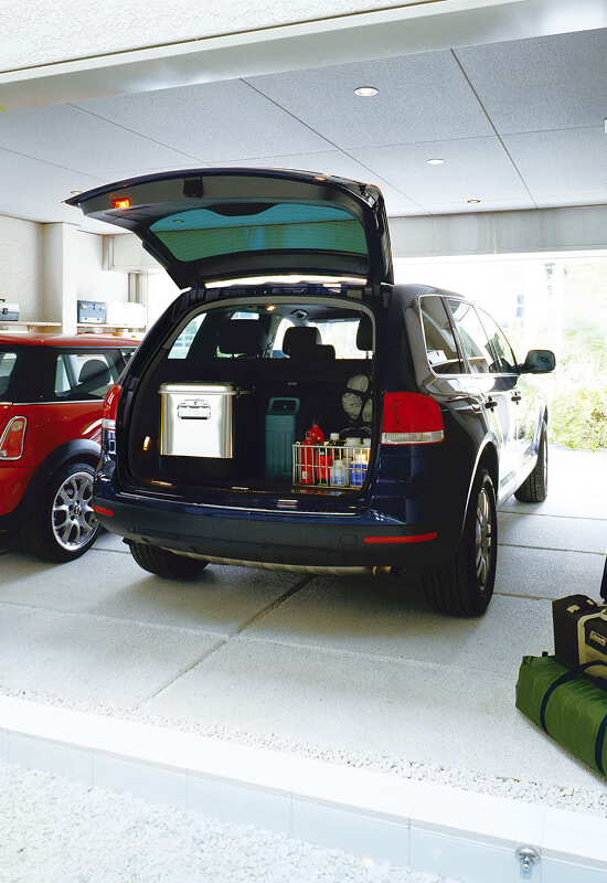 広々としたビルトインガレージ。アウトドア用品も収納できる実用的な住宅空間