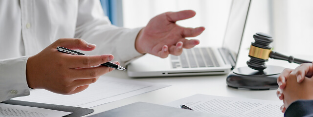 専門スタッフとの相談風景。資料を見ながら丁寧にヒアリングする様子