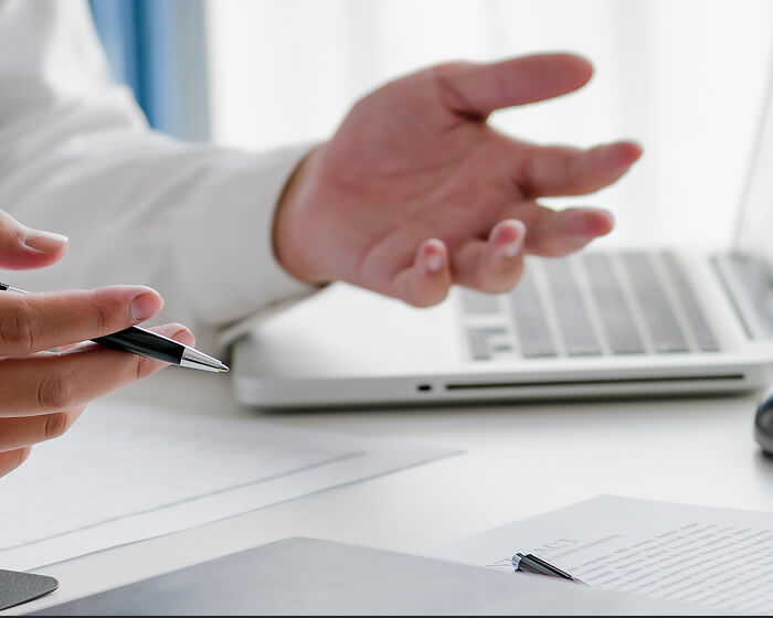 専門スタッフとの相談風景。資料を見ながら丁寧にヒアリングする様子