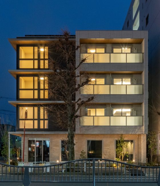 大通りから見た賃貸住宅の外観の画像