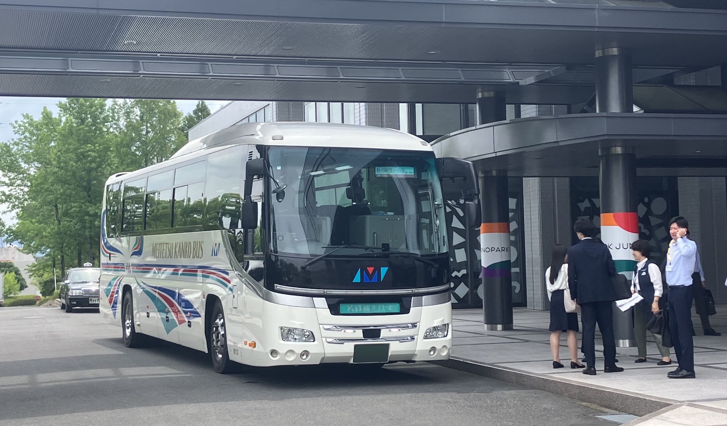 会場に到着した観光バスの写真