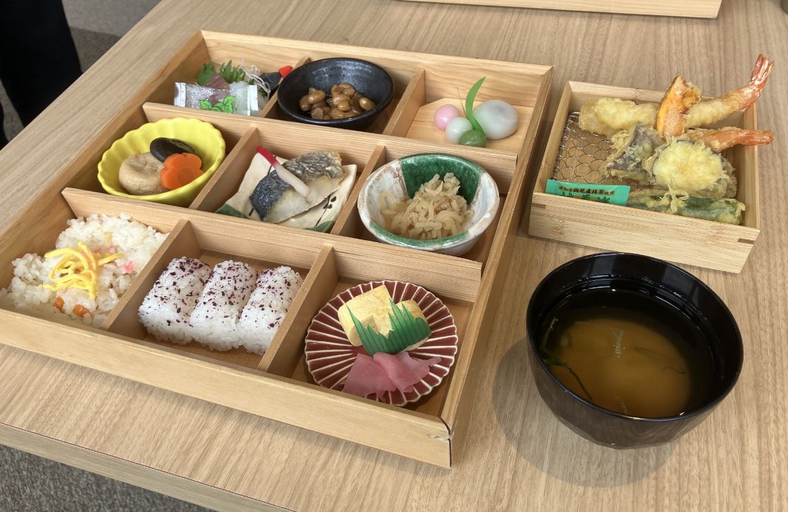 昼食の御膳の写真