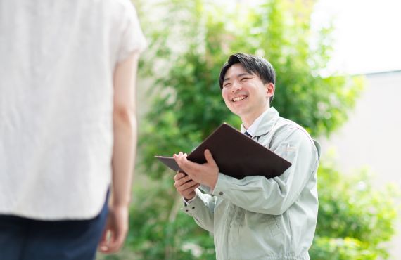 説明をするスタッフのイメージ写真