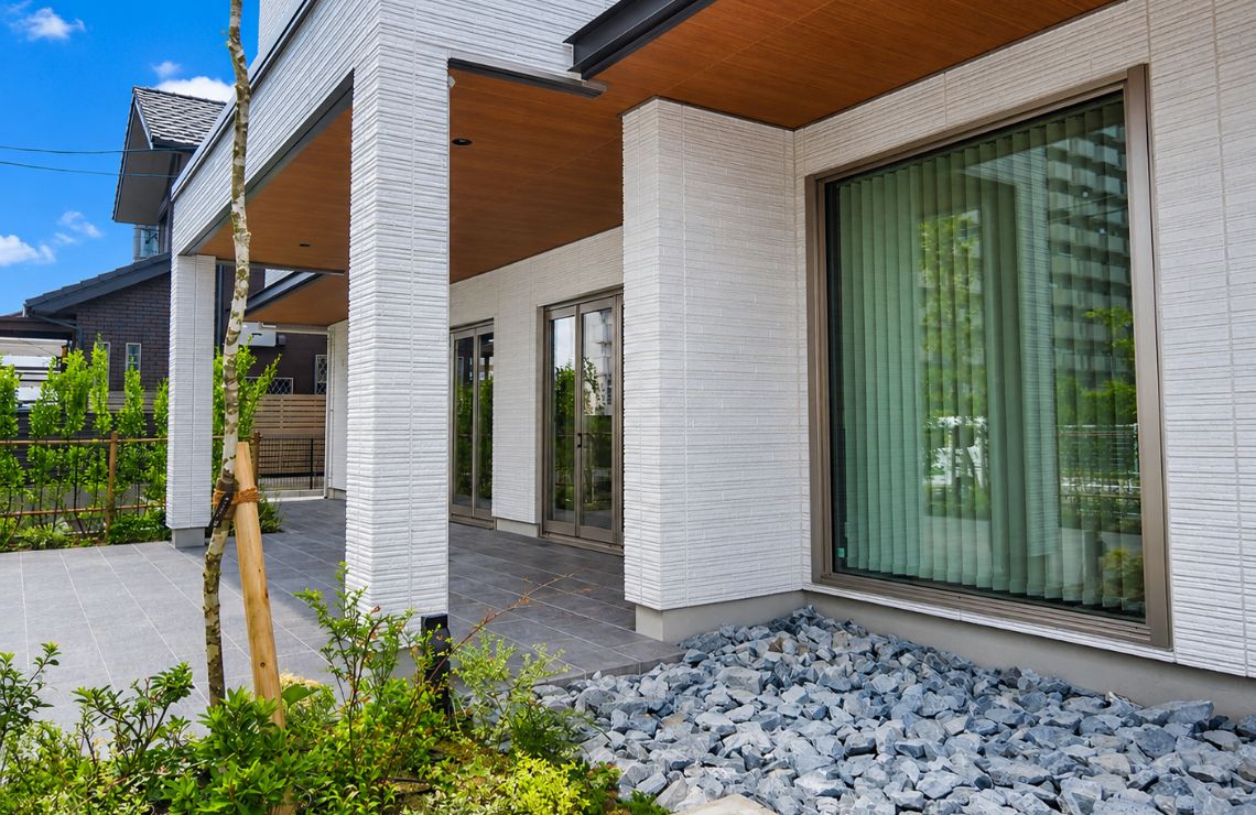 エントランスから繋がるテラスと緑豊かな建物まわりの写真