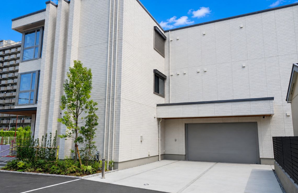 倉庫側から見た建物全景写真