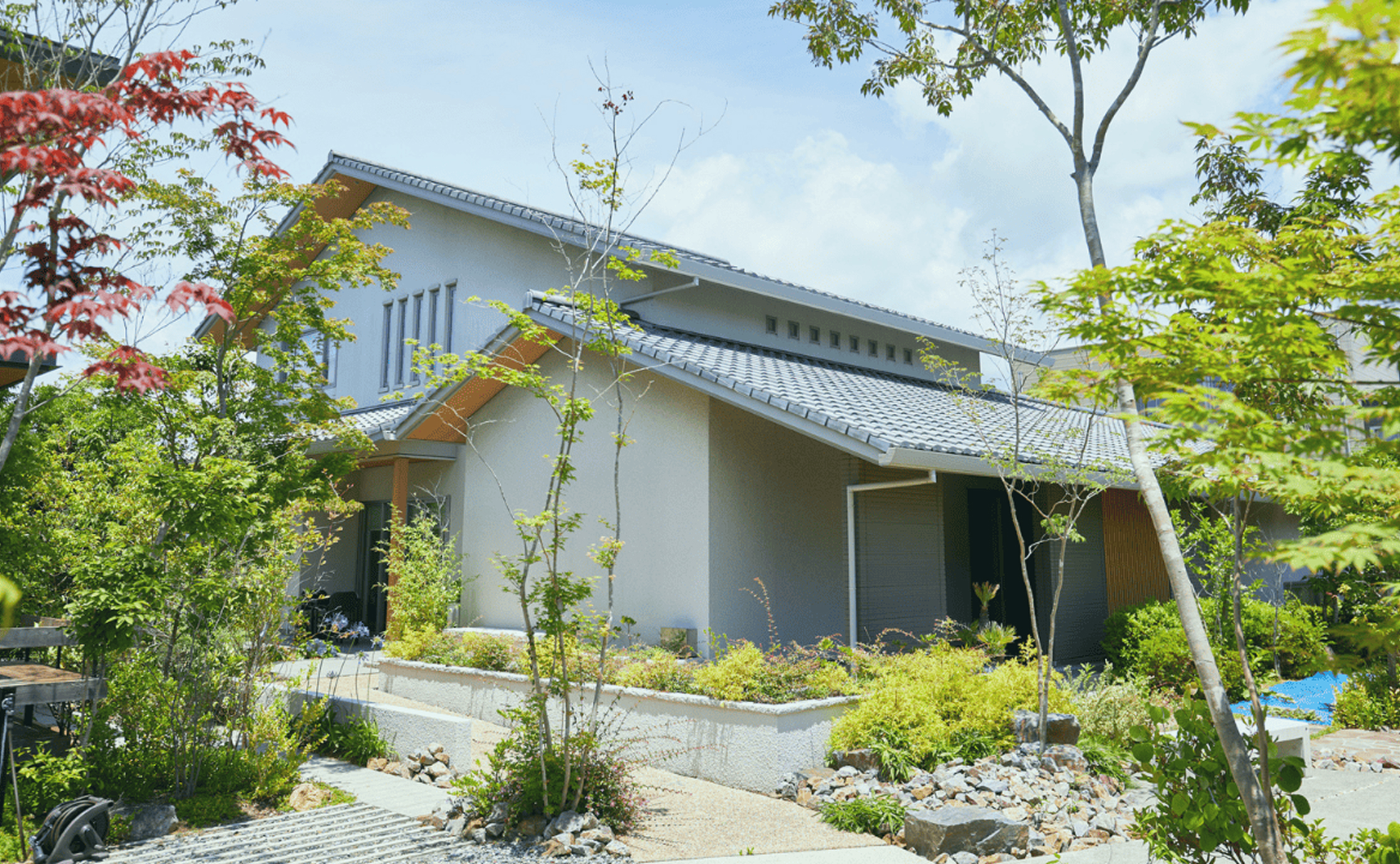 自然豊かな白い住宅