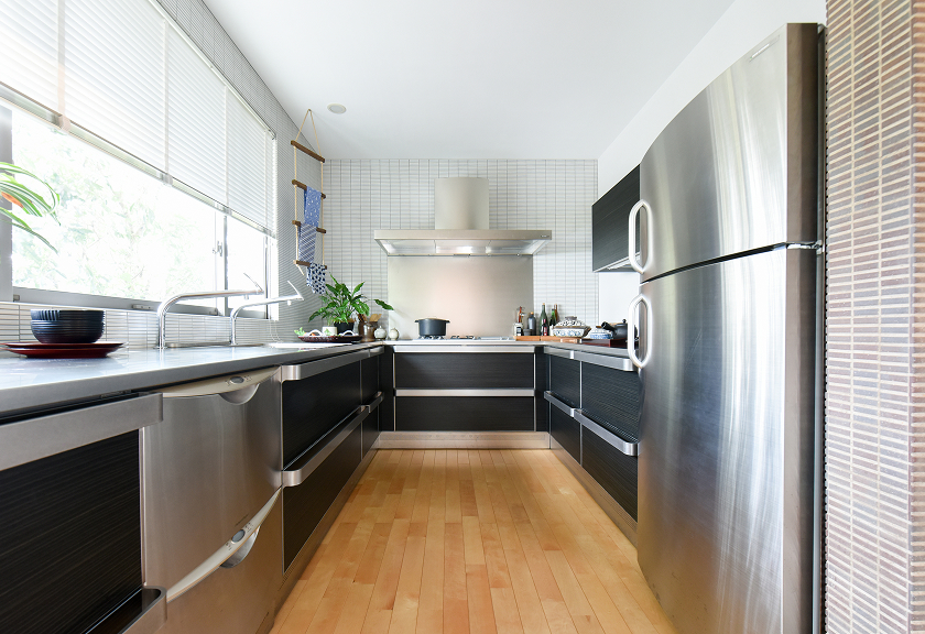 来客対応も夫婦の共同作業も快適にする、工夫されたキッチン設計