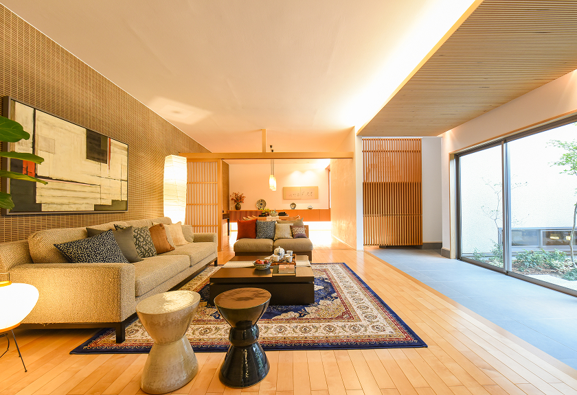 人が集まり、自由に過ごせる開放的なリビング