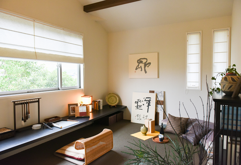 文学と愛用品に囲まれた、こだわりの書斎空間