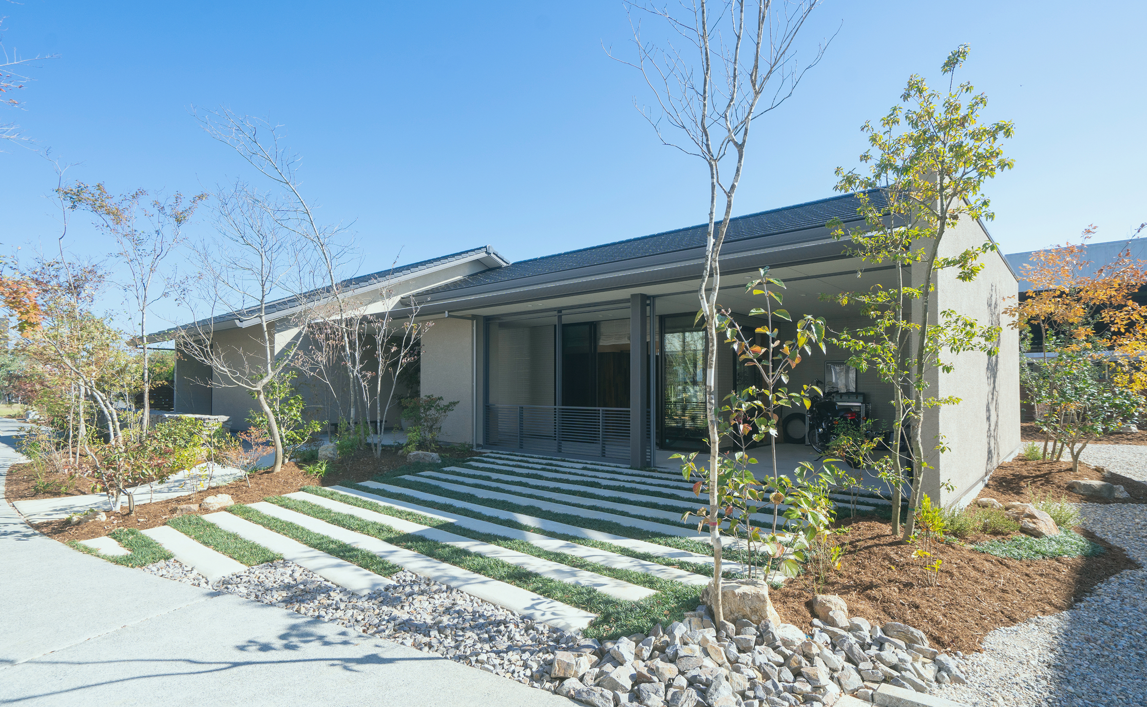 自然豊かな白い住宅