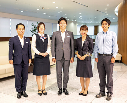 積水ハウス静岡支店のスタッフ5人が笑っている写真