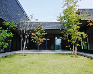 静寂の住処 鉄骨平屋｜緩やかな一体感