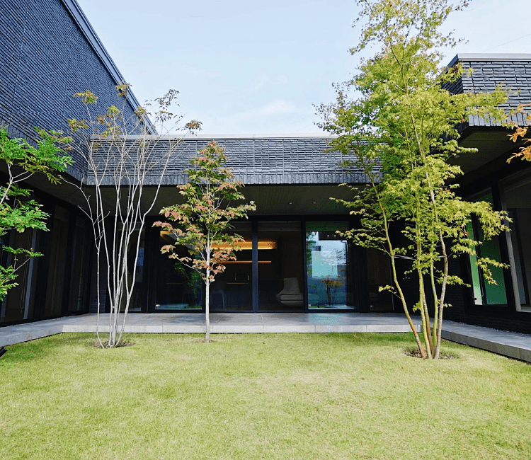 静寂の住処 鉄骨平屋｜緩やかな一体感