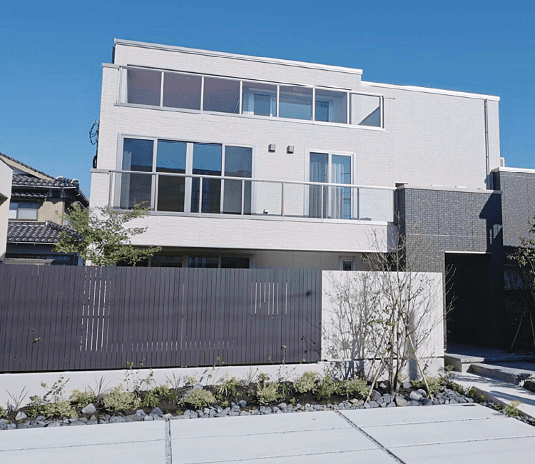 ゆとりの場と<br>くつろぎの場をつなぐ3階建 鉄骨3階建｜壁ではない仕切り