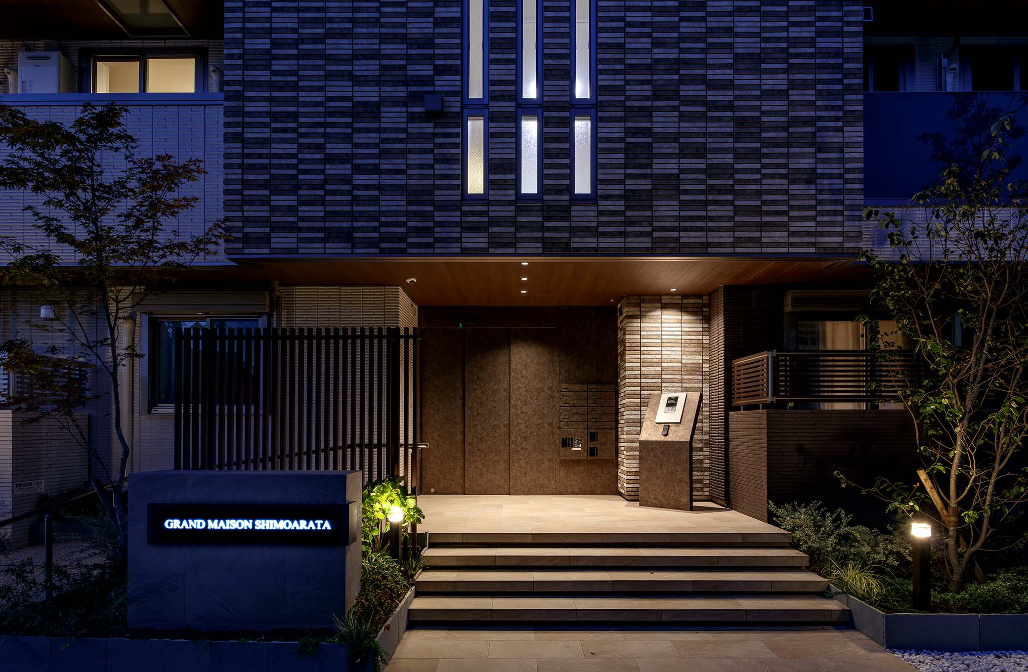 エントランス/3階建て賃貸住宅