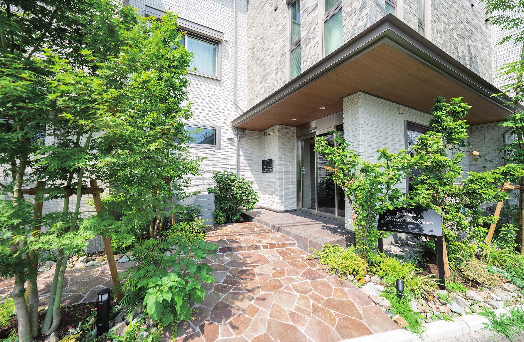 アプローチ/3階建て賃貸住宅